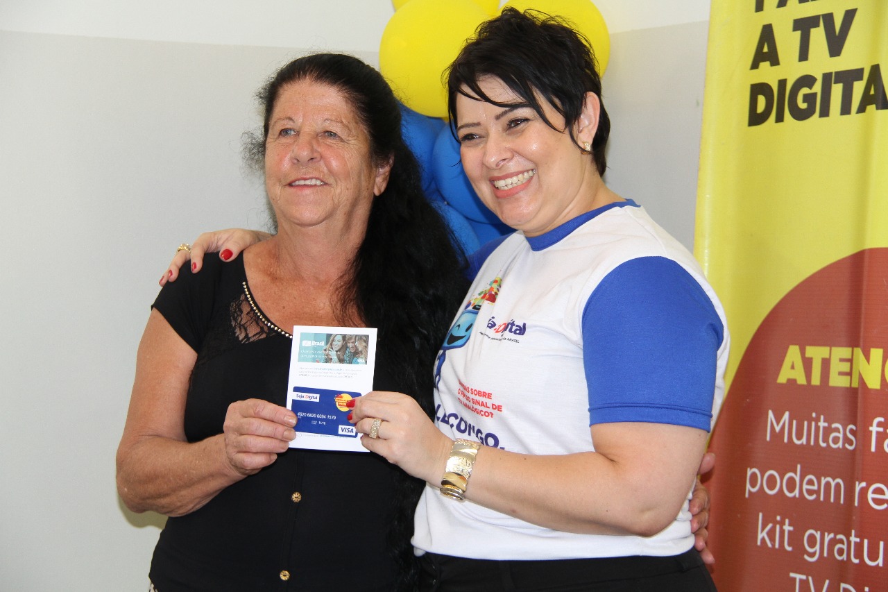 A ganhadora Eliane Casadei Pires e a gerente regional da Seja Digital, Daniela Honório (Foto: Reprodução)